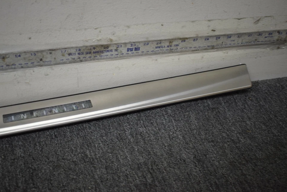 INFINITI M35 2006-2008 PLACA DE DESGASTE DELANTERA DERECHA MOLDURA FÁBRICA OEM Foto 3 de 4