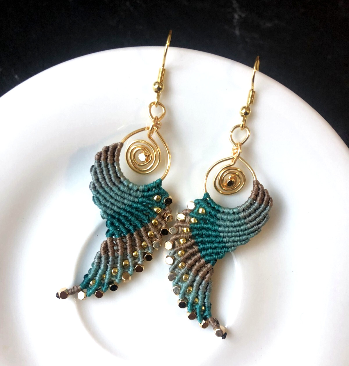 Boucles d'oreilles ailes d'ange macramé bohème, bijou d'oreille vert paon et perles dorées