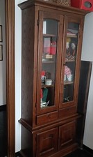 Vetrinetta/credenza mis: larg 90, alt 203, prof 36 arte povera in noce e vetro