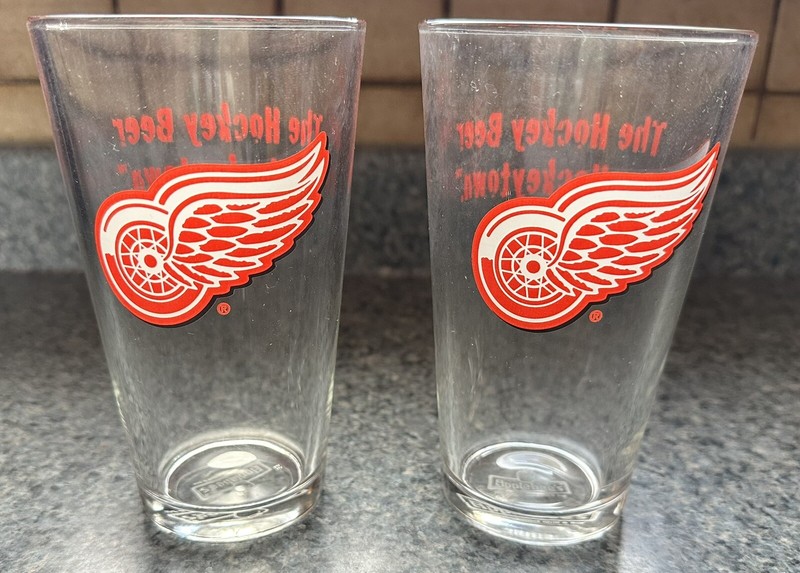 2 Rare Detroit Red Wings Applebee’s  Glasses. Vintage Hockeytown. NEW!