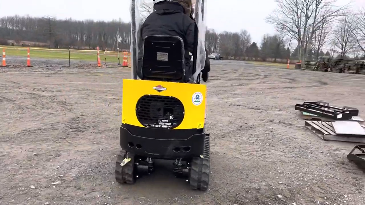 AGT 2024 New 13.5HP Mini Excavator Digger Tracked Crawler AGT 2024 New 13.5HP Mini Excavator Digger Tracked Crawler