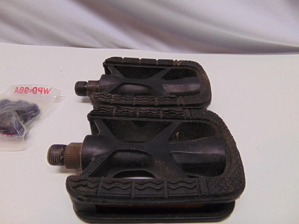 Pair of Wellgo black bicycle flat pedals yellow reflectors LU-915 4" x 3" - Image 2 of 4