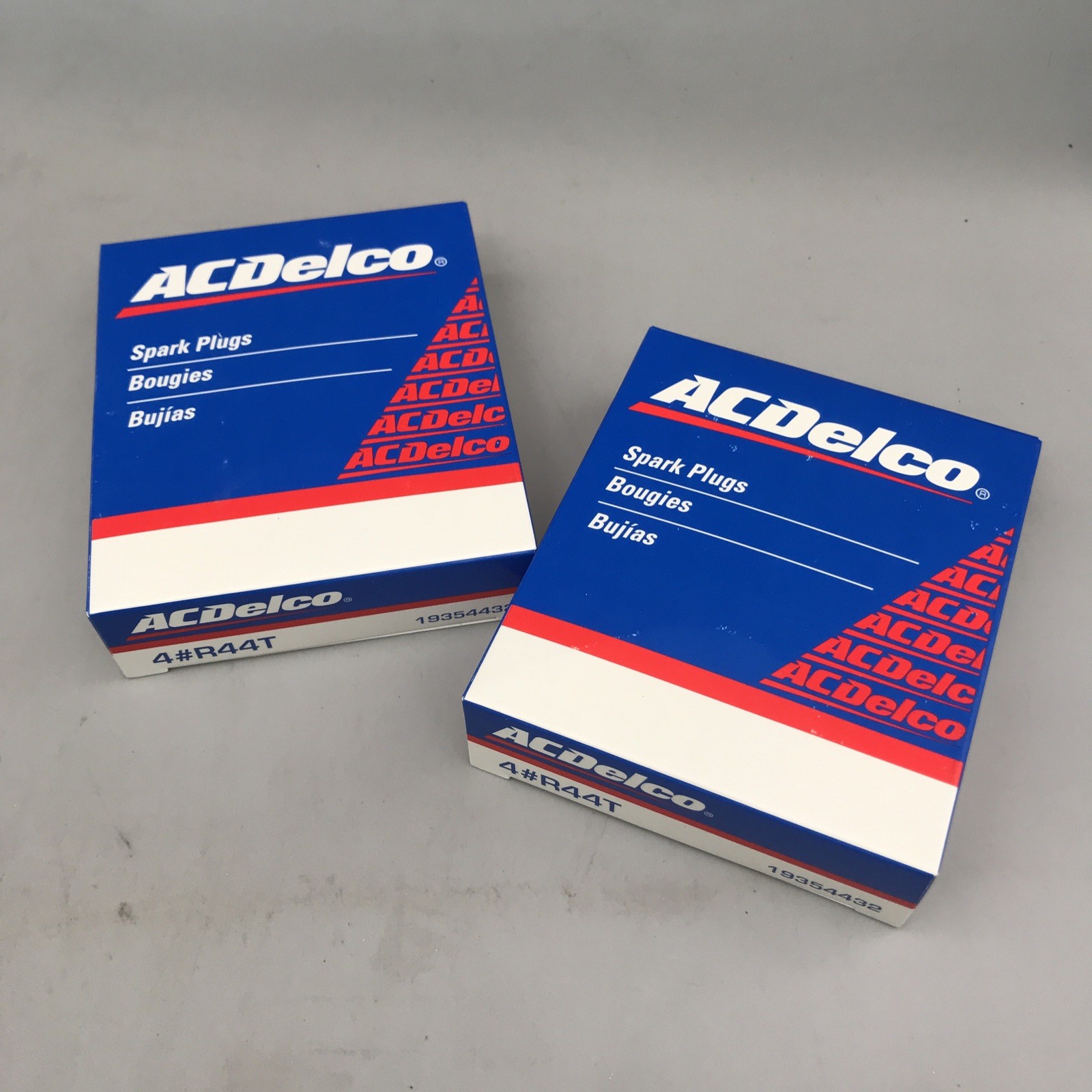 Set Of 8 Genuine GM ACDelco Spark Plugs 19354432 R44T Brand New