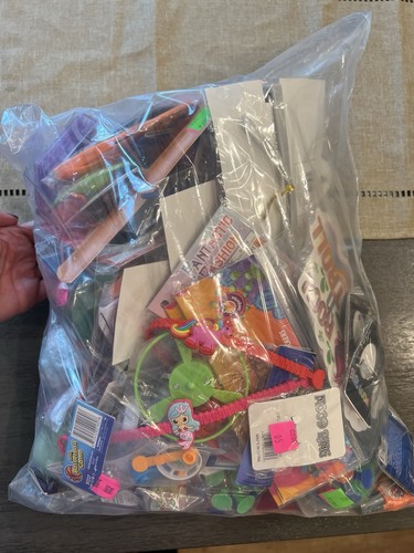 100 juguetes para bolsas de regalos de Halloween juguetes de cofre del tesoro - Imagen 3 de 3