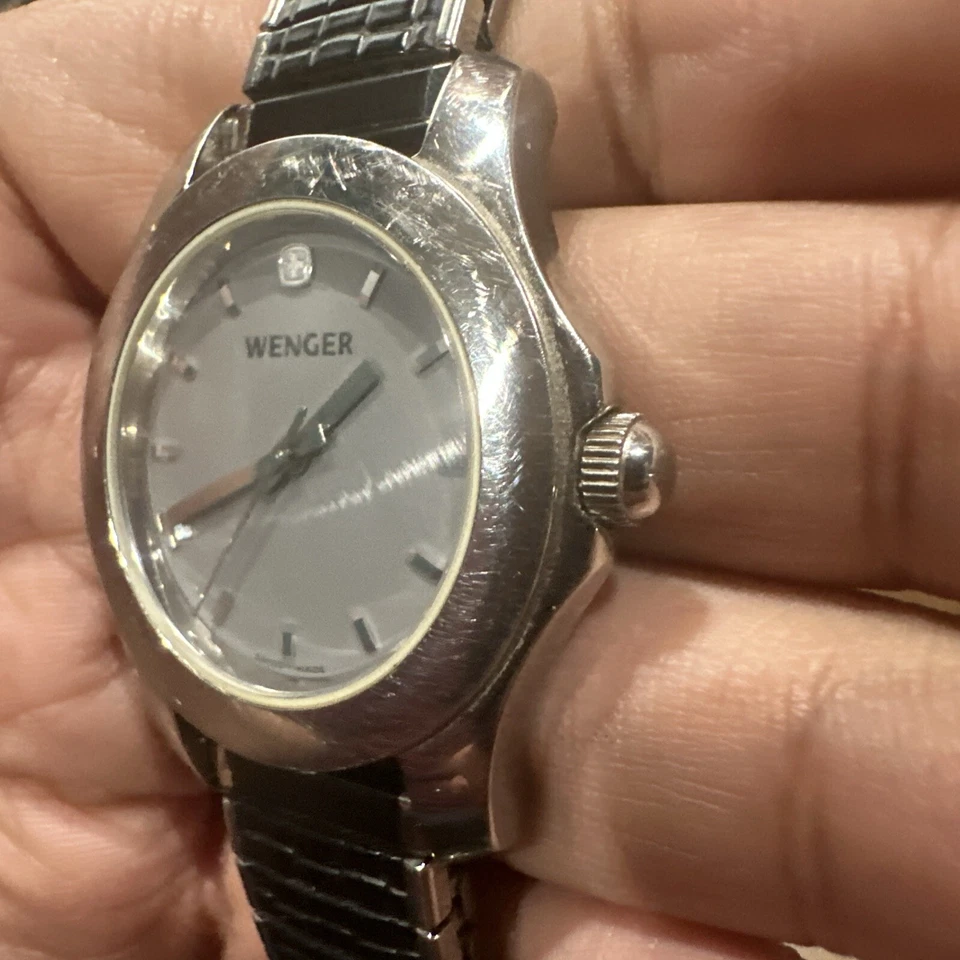 Reloj analógico Runs Wenger tono plateado esfera gris banda elástica negra 0922040 unisex Foto 3 de 4