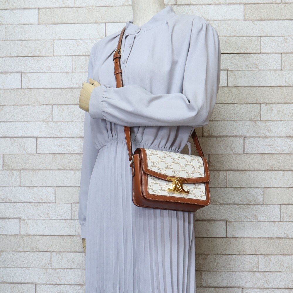 CELINE｜ (Teen Triomphe Bag in Triomphe Canvas (188882BZ 188882BZ4-01BC_1_LIB_W.tif