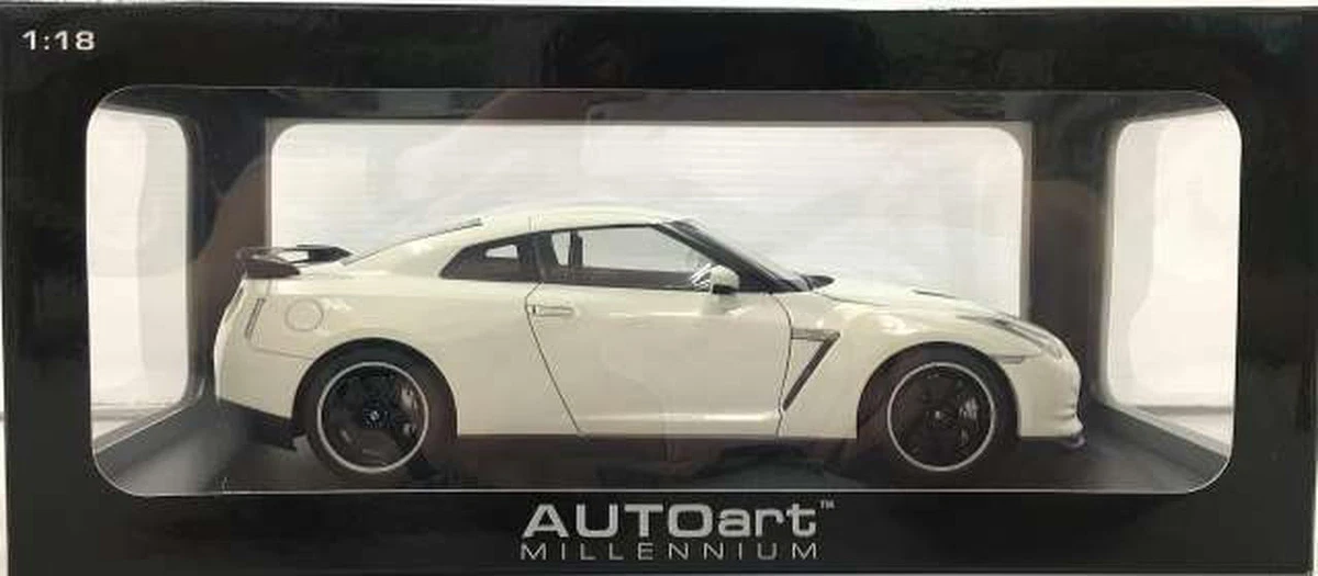 AUTO art Scale size 1/18 NISSAN GT-R R35 SpecV White Outer box damaged JAPAN