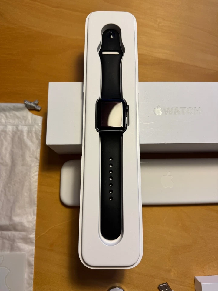 Schwarze Apple Watch Sport 1. Generation in OVP mit Zubehör und Rechnung - Bild 2 von 4