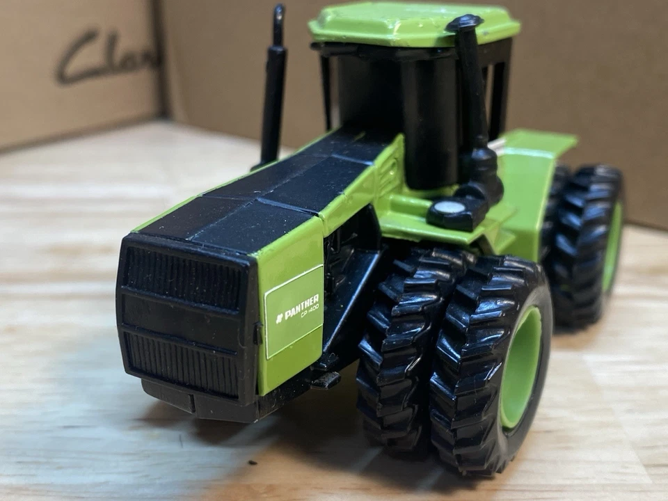 Steiger 4x4 Panther CP 1400 con doble escala 1/64 Foto 3 de 4