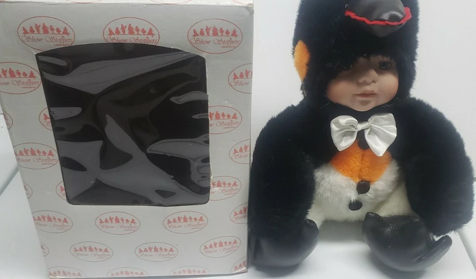 Muñeca de porcelana Chilly Penguin Baby Babes In The Wild Series -De colección Foto 2 de 4