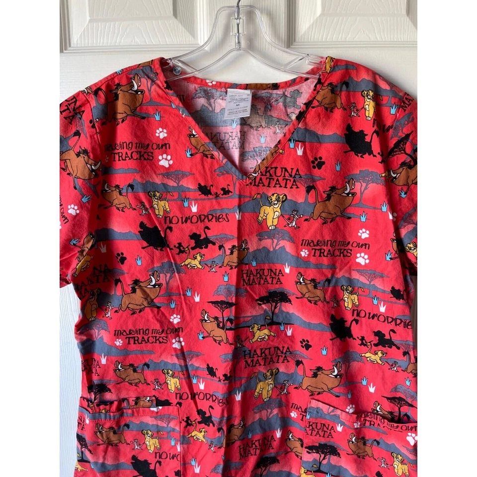 Disney скраб Топ женщин средний Лев король Simba Hakuna Matata карманы V шеи красный - Изображение 3 из 4