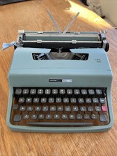 Vintage Olivetti Underwood Lettera 22 with Matching Case thumbnail