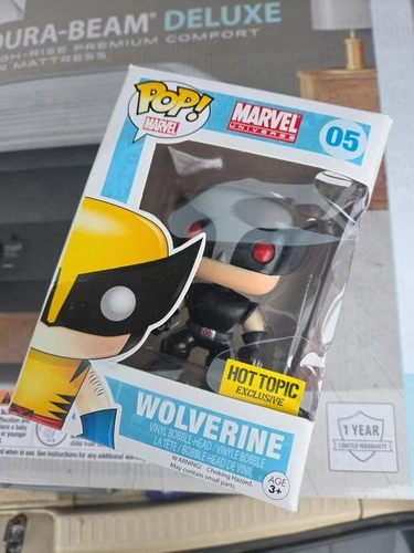 Funko Pop Marvel Universe Grey Wolverine Hot Topic Exclusive #05 *bad Box Dmage*