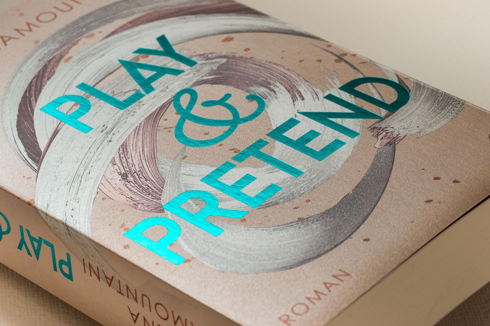 Thumbnail - Play & Pretend | Roman | Nena Tramountani | Taschenbuch | Die