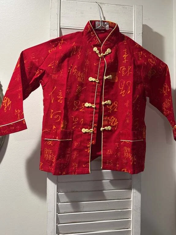 Chaqueta roja estilo asiático con escritura decorativa Foto 4 de 4