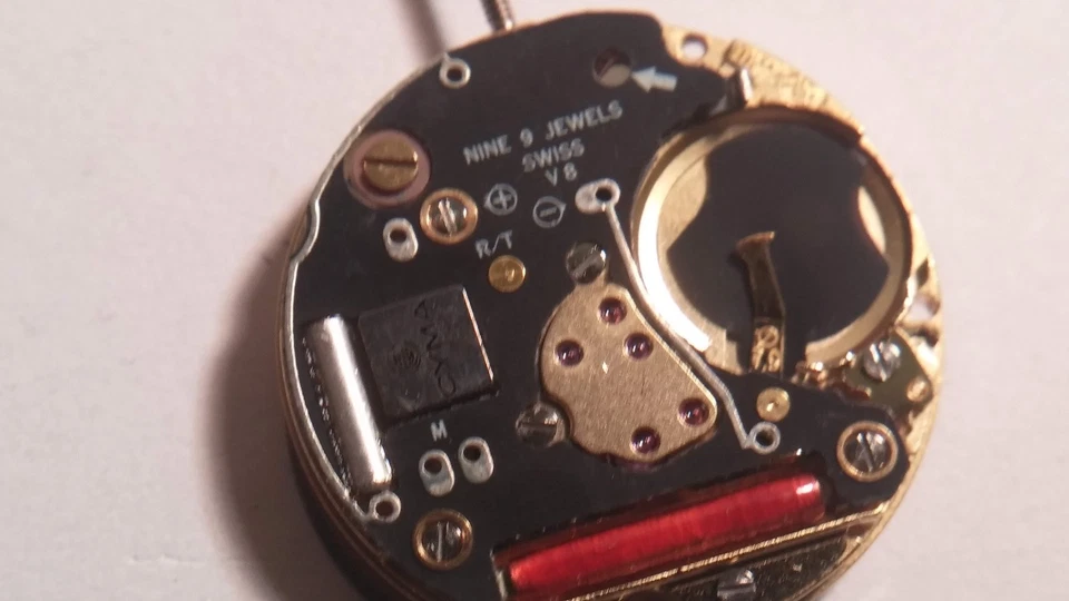 ETA 265.111 movement Cyma. 9 jewels. date at 3. for parts or repair. Unknown if  - Image 2 of 4