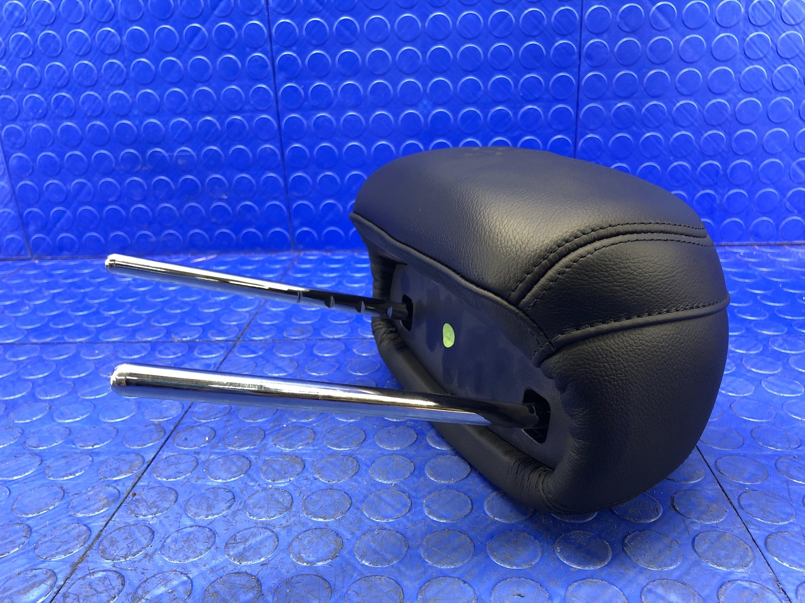 2017-2022 MASERATI LEVANTE OEM REAR RIGHT SEAT HEADREST BLACK LEATHER