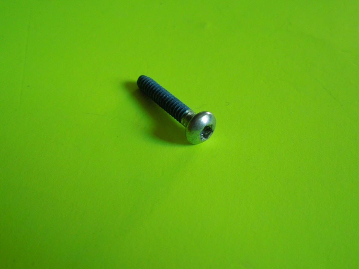 1 NOS OEM Harley Davidson 6-32 x 3/4