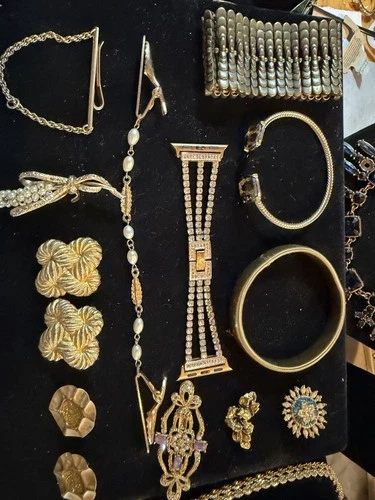 VTG Estate Jewelry Wearable Gold Tone Fashion Costume 3-4 Lbs See Pics A23-3