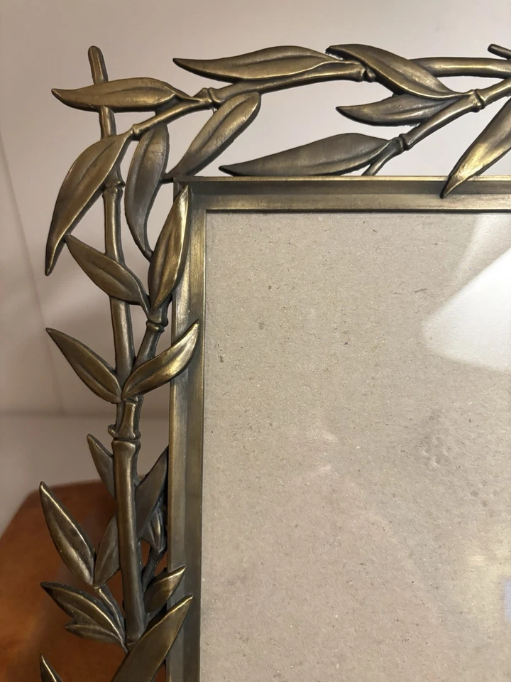 Marco de fotos de bambú de latón vintage brotes de vid hojas abiertas metalistería 5"x7" Foto 2 de 4