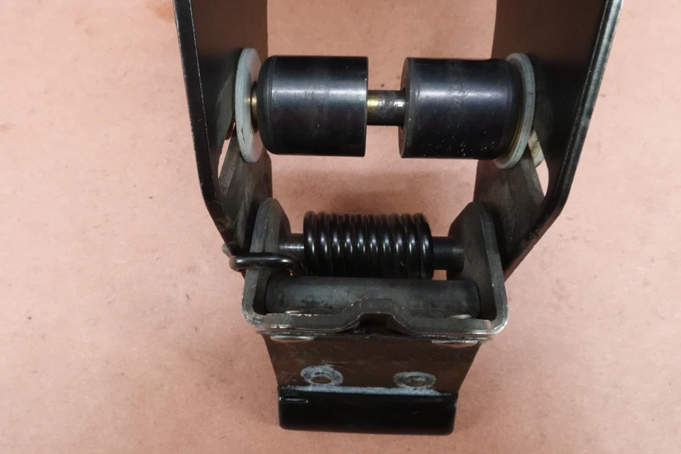 07-11 Harley Davidson FLHTCUI Electra Glide Ultra SEAT REST BACK SPRING MOUNT - Image 2 of 4