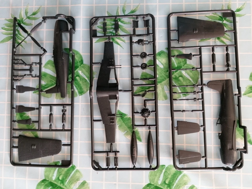 MONOGRAM 1/72 F8-F BEARCAT ITEM N°74006 & FROG F8F-1B BEARCAT ITEM N° F407 - Immagine 4 di 4