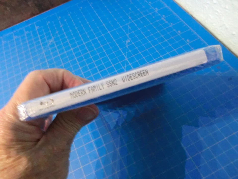 Modern Family: The Complete Second Season (Blu-ray Disc, 2011, 3-Disc Set) NEW - Image 3 of 3