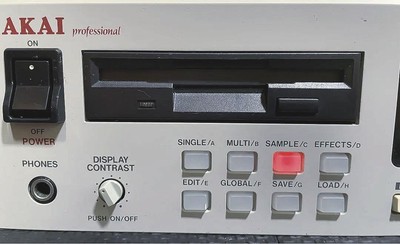 AKAI S3000XL digital sampler