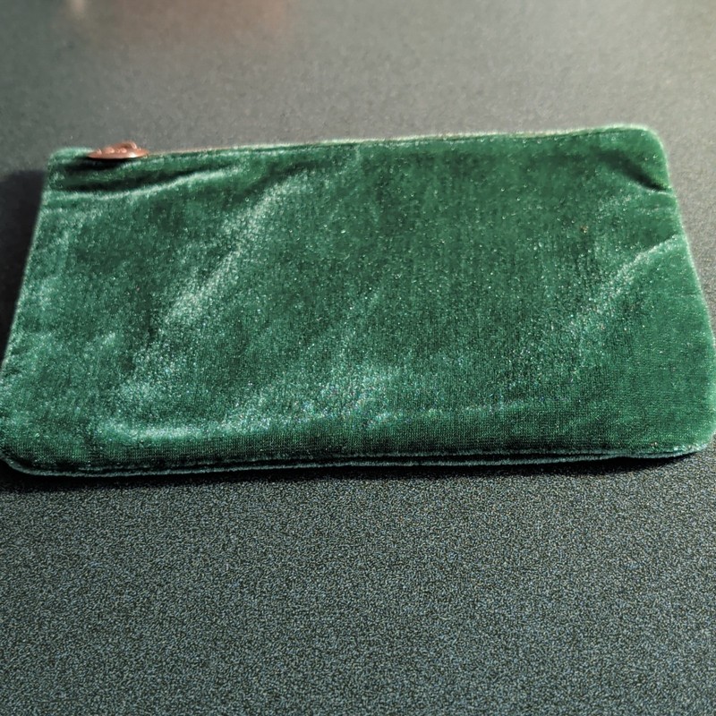 Green Velvet Makeup Bag Zipper Closure 7 x 3 x 1 in, Lightweight 0.5 oz