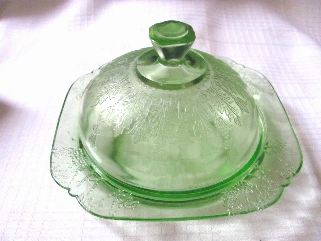 VINTAGE DEPRESSION GLASS GREEN SYLAN PARROT BUTTER BOTTOM WITH PRINCESS COVER