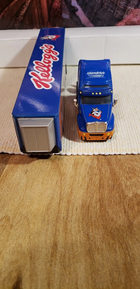 Hendrick Racing 2012, transportador Kellogg's. Kenworth T/T #5 escala 1/64. Foto 3 de 4