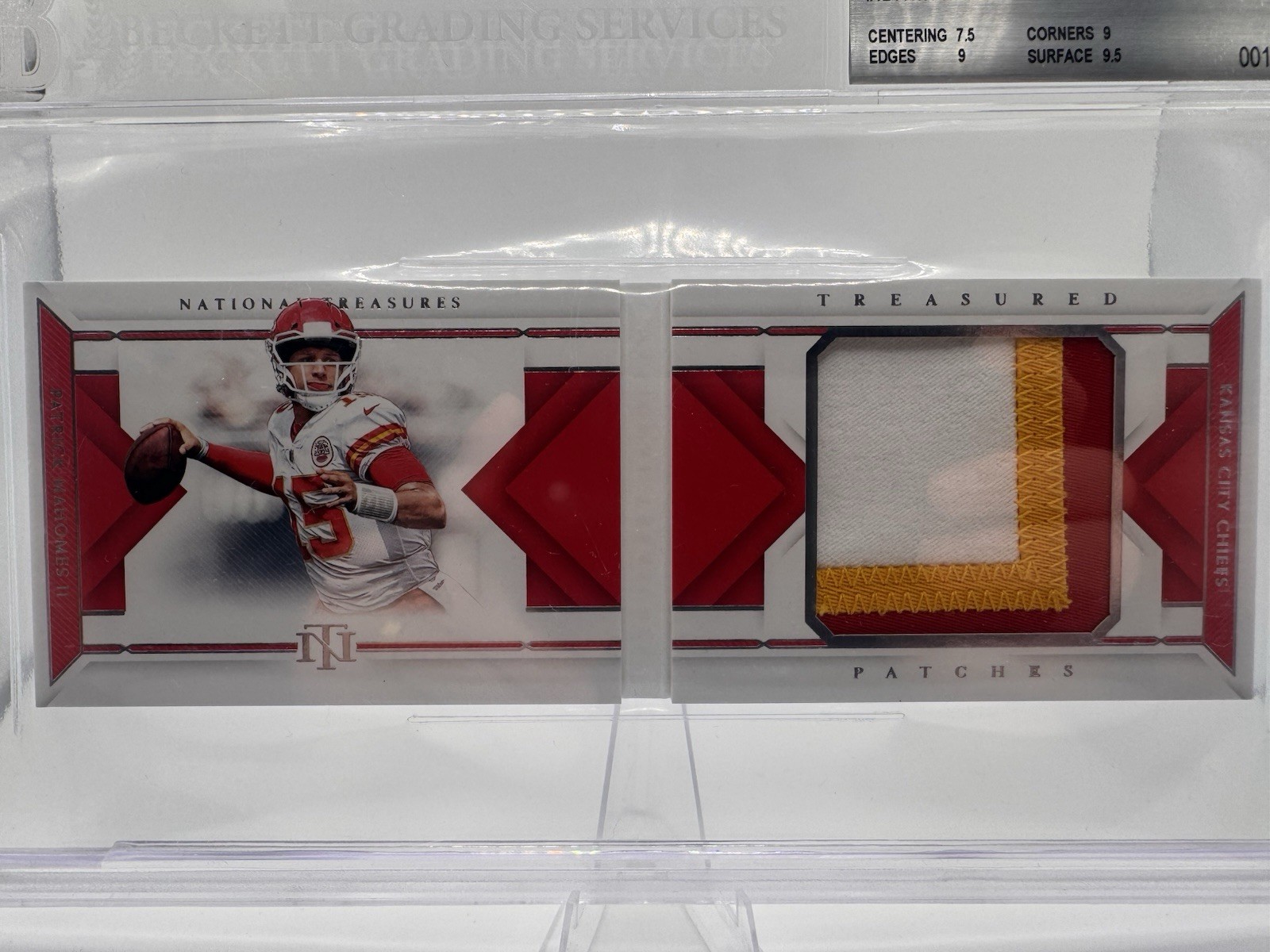 2018 National Treasures Patrick Mahomes Treasured Patches Booklet /25 BGS 8 view 2