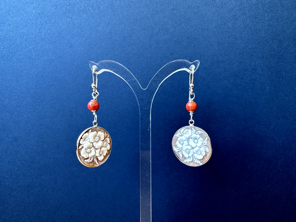 Orecchini in argento 925 con cammeo sardonica e pallini di corallo rosso - Immagine 2 di 4