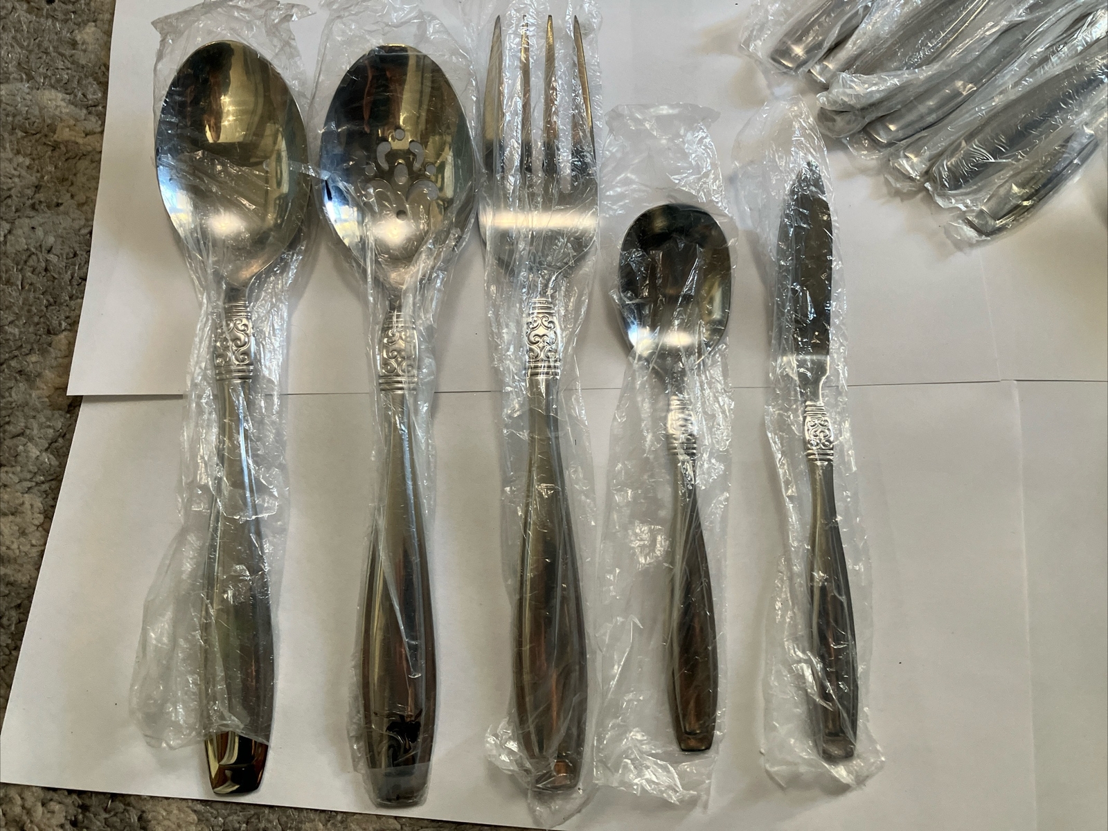 Oneida VISTA Flatware 45 Piece Set Service for 8 Plus Serving Utinsels
