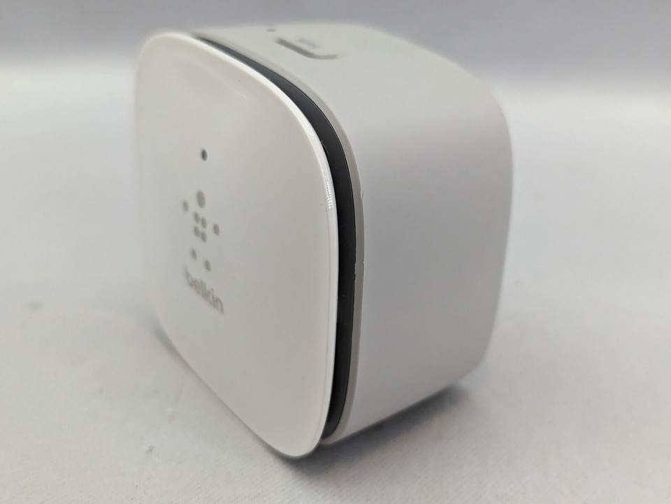 BELKIN N300 WALLMOUNT Plug WIRELESS RANGE EXTENDER Booster (F9K1015V1