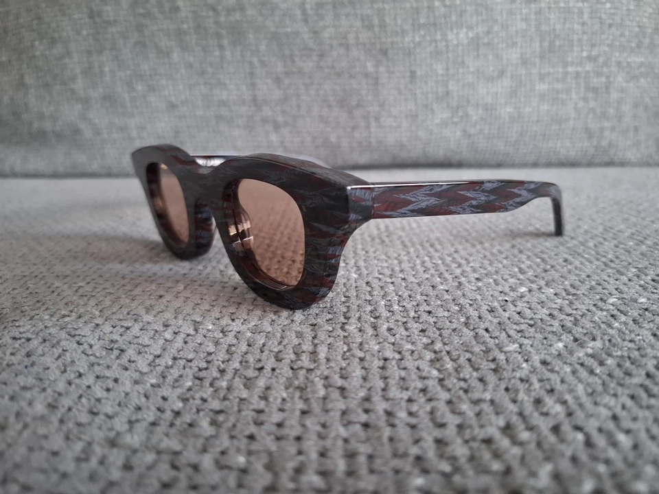 Óculos de sol Thierry Lasry oval modelo HACKTIVITY 3104 Saara borgonha e vermelho 43-30 - Imagem 3 de 4