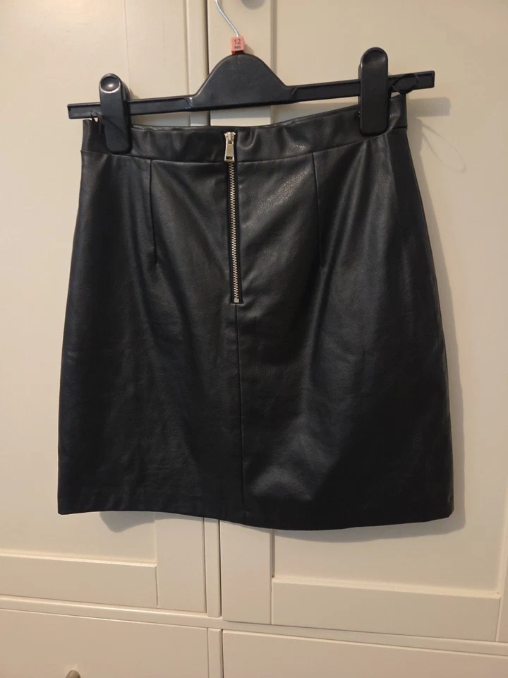 River Island Size 8 Black Faux Leather Straight Skirt Length 17 - Image 2 of 3