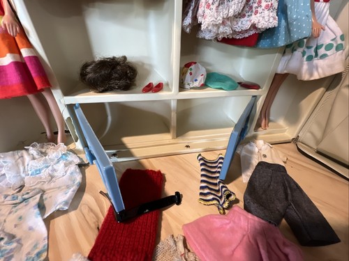 BARBIE Y MIDGE VINTAGE AÑOS 60 CON ROPA, ZAPATOS Y ESTUCHE, JAPÓN DIFÍCIL DE ENCONTRAR LEER - Imagen 14 de 24