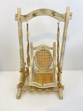 Sedia a dondolo bambola vintage fatta a mano miniatura vimini intrecciato legno intagliato dondolo