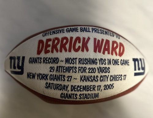 Derrick Ward Player Of The Game Ball Giants Record - YDS più affrettato in un gioco - Foto 1 di 5