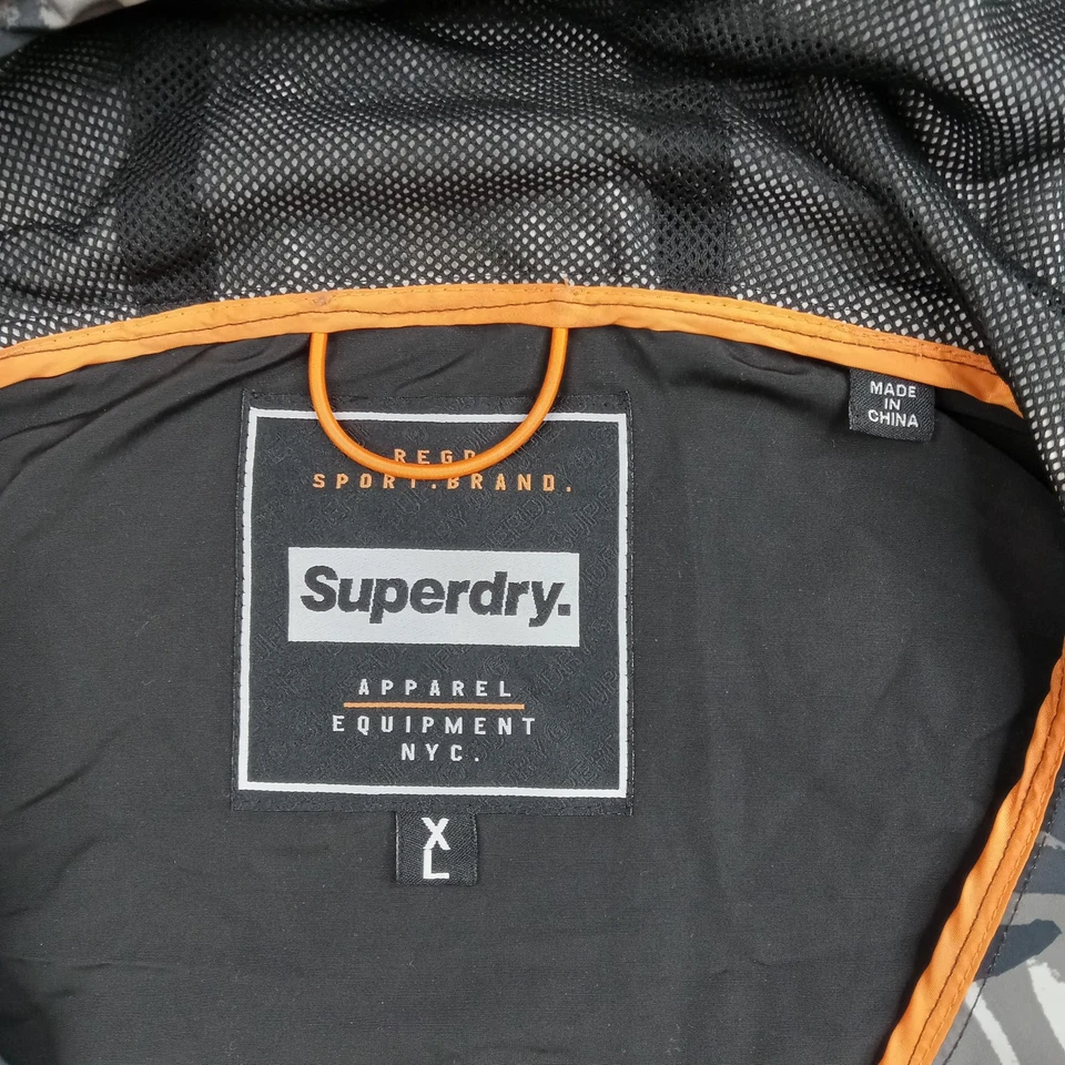 Jaqueta masculina Superdry XL preta cinza camuflada com capuz Anorak pulôver corta-vento casaco - Imagem 4 de 4