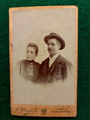 1890 ca TRENTO Ritratto di donna con spilla al petto *Foto G. BENDELLI