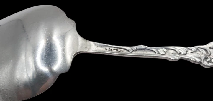 Antiguo tenedor para servir de plata esterlina Whiting Gladstone - mango festoneado con remolinos Foto 4 de 4