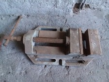 Alter massiver flacher Schraubstock f&uuml;r die Werkbank