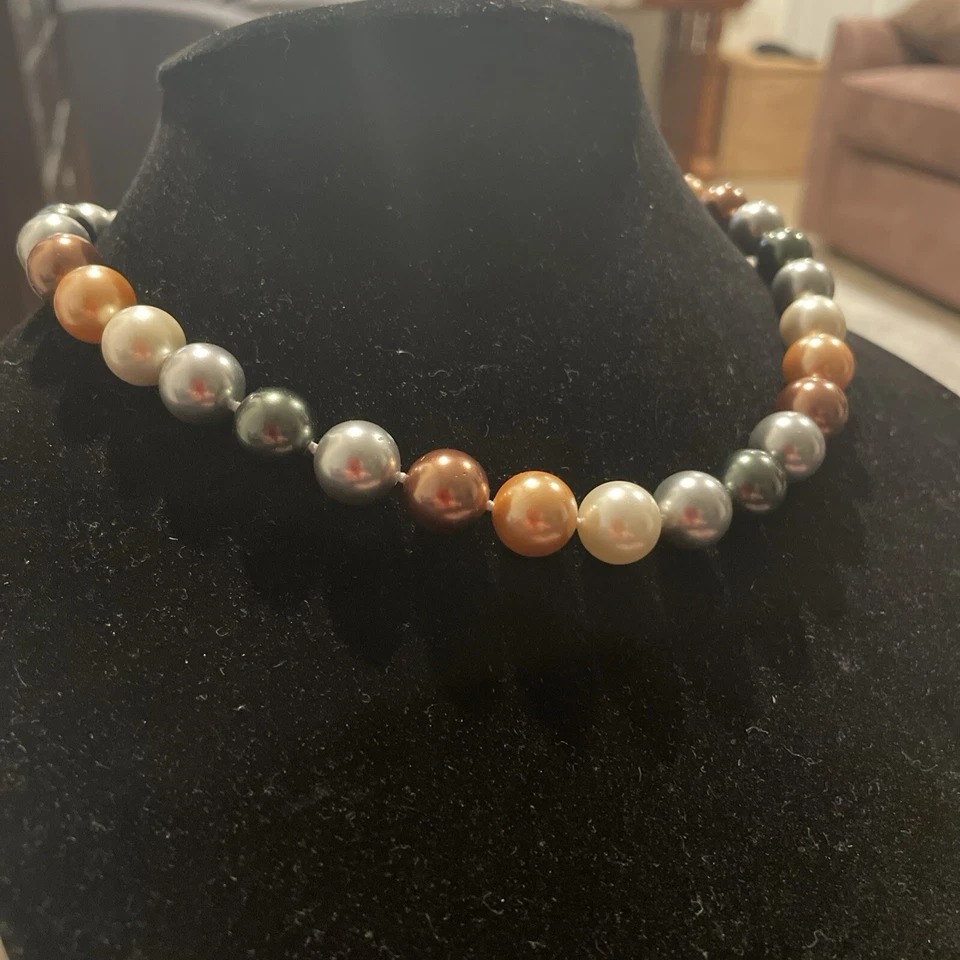 Colar de pérolas com tons de branco, cinza, preto, bronze e pêssego - Imagem 2 de 4