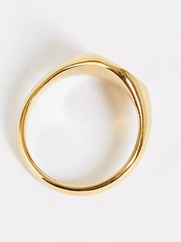 Anillo de oro con diseño XS de ASOS anillo de sello de acero inoxidable en tono dorado inicial en blanco - Imagen 5 de 9