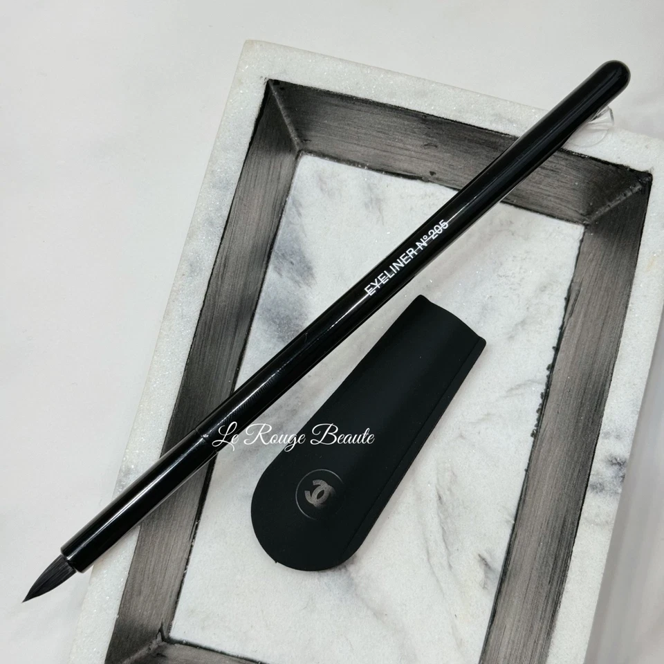 Cepillo delineador de ojos Chanel Les Pinceaux De Chanel Nº 205 - Corrector de detalles Foto 2 de 3