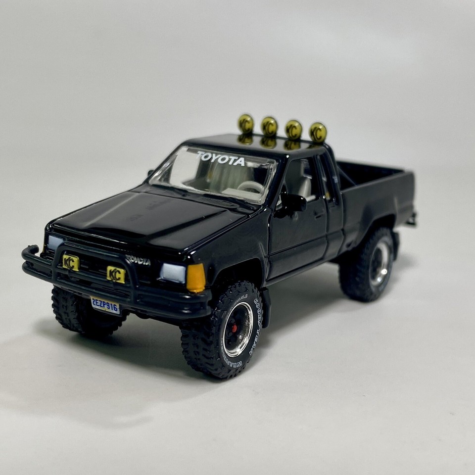Johnny Lightning 1985 Toyota (XtraCab) SR5 Pickup 1:64 Pop Culture #5 ...