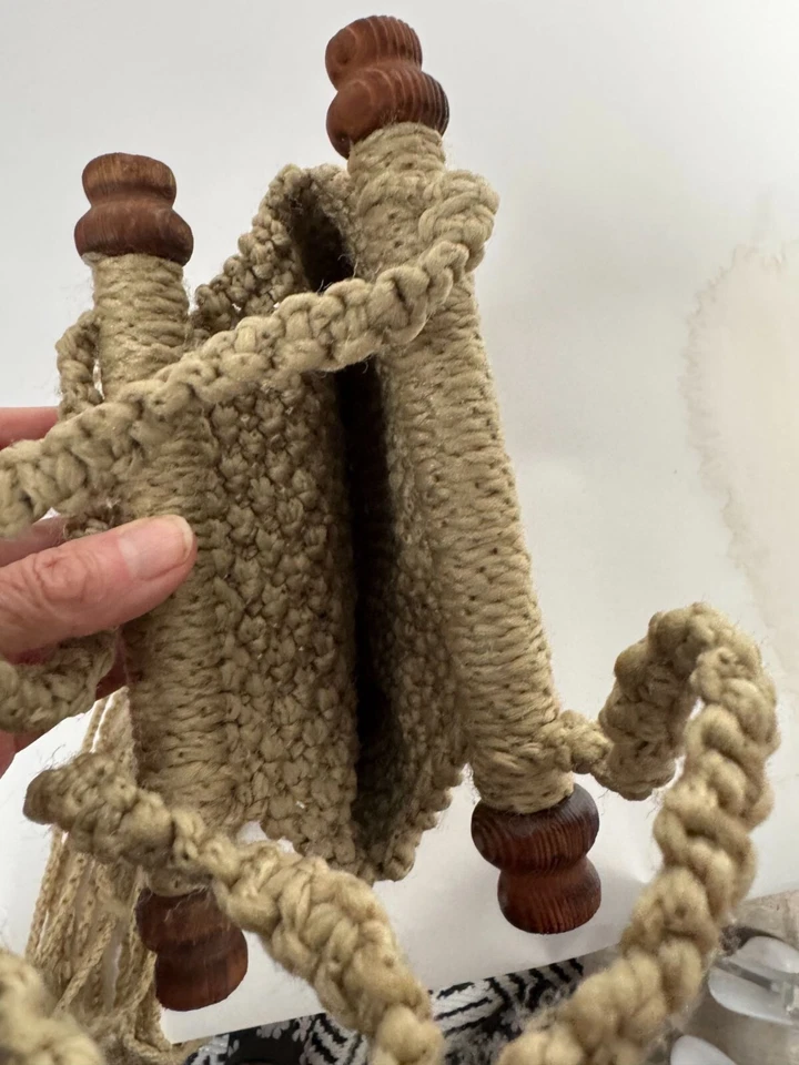 Bandolera Macramé Tejida a Mano con Asas de Madera y Detalles de Flecos Bei Natural Foto 3 de 4