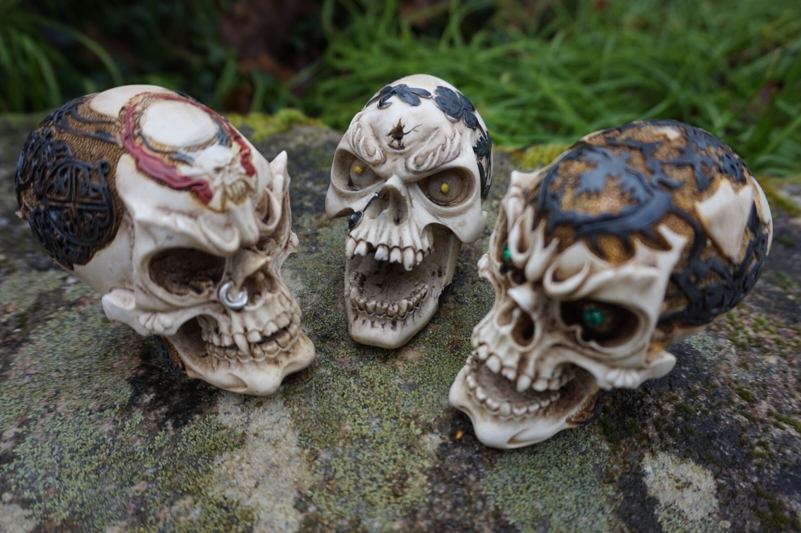 Figurines crâne tête de mort en résine aux finitions gothiques haut de gamme